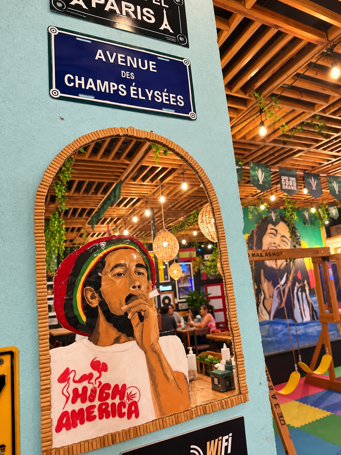 Espejo personalizado con un retrato pintado de Bob Marley