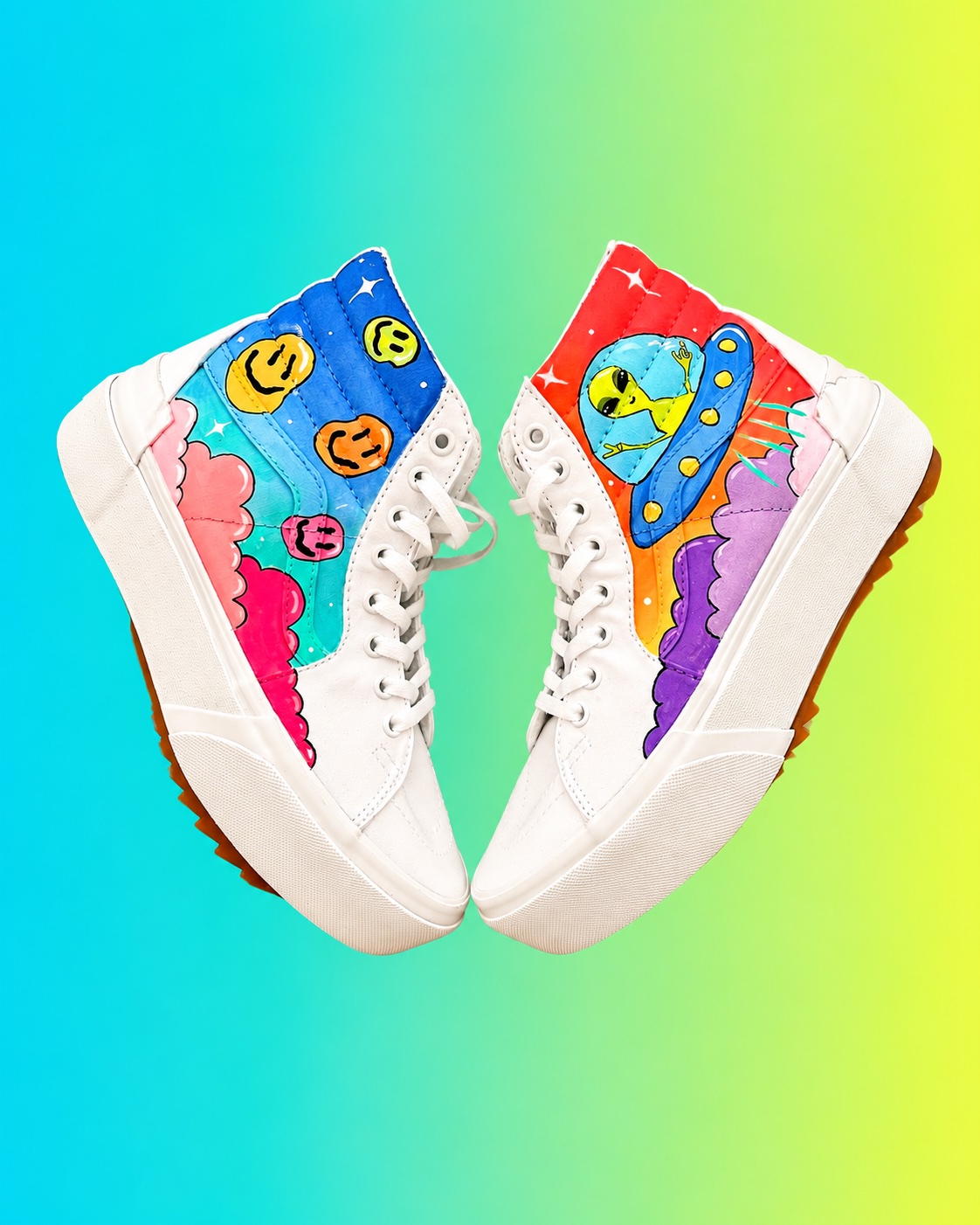 Tenis blancos personalizados con alienígenas y gráficos de colores