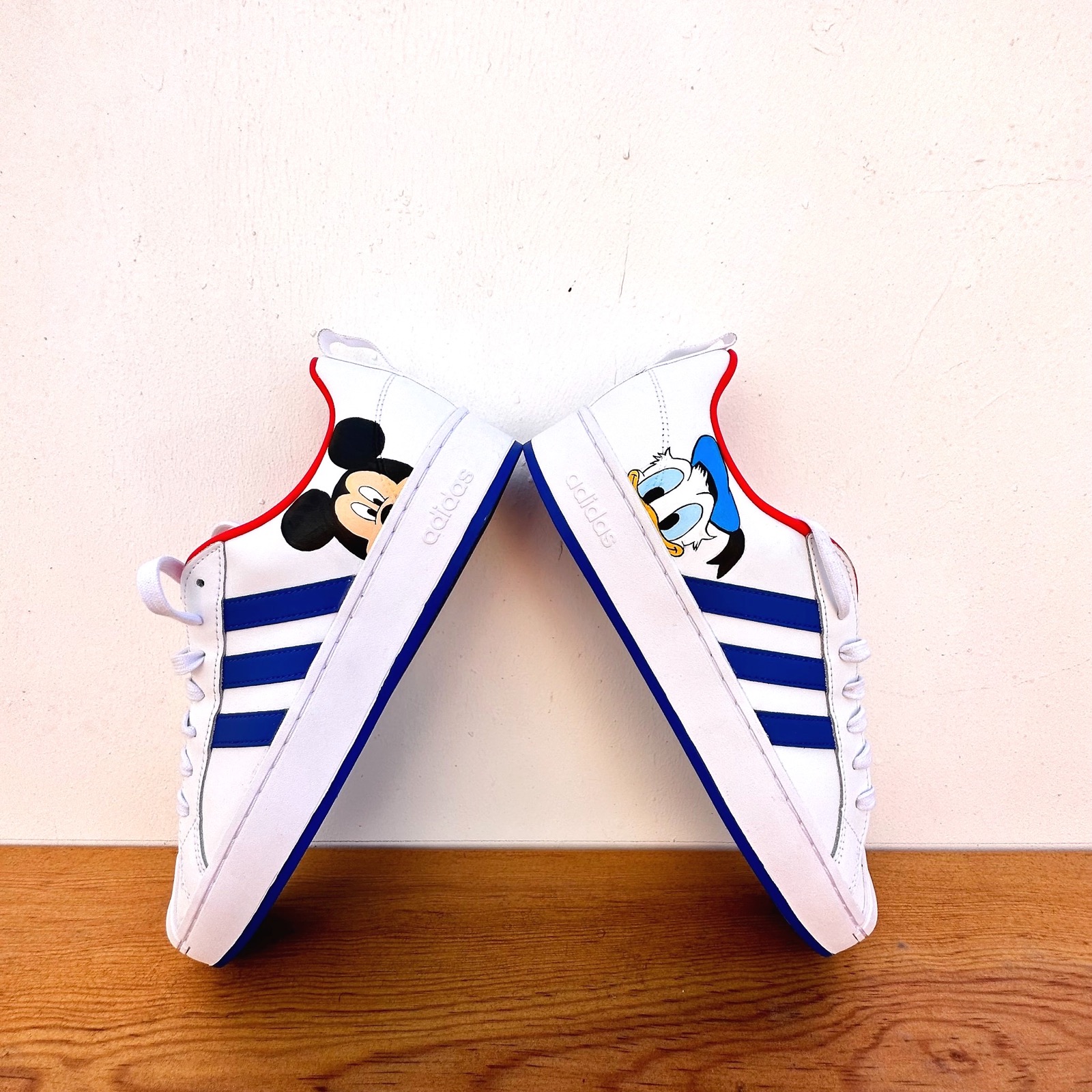 Tenis blancos personalizados con personajes pintados a mano