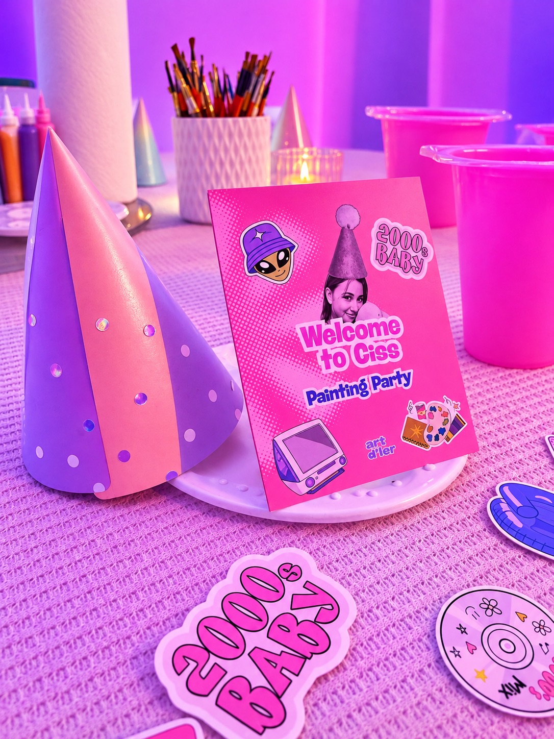 Invitación y decoración rosa personalizada para una fiesta de pintura