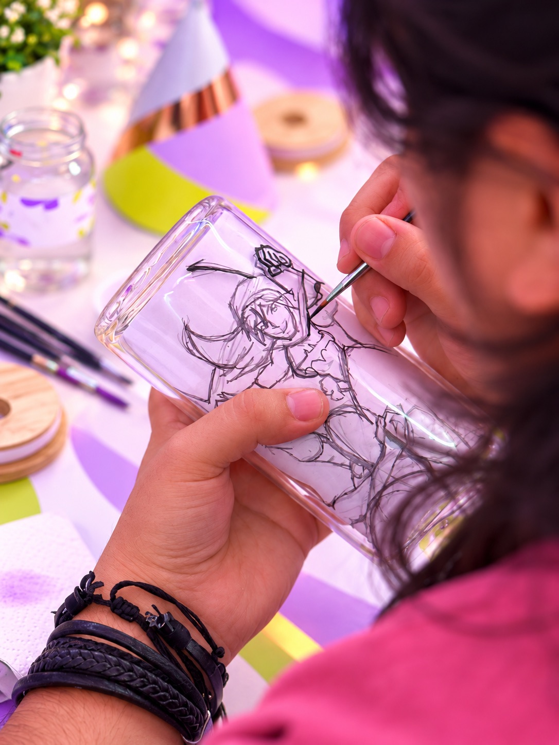 Invitada pintando a mano una funda transparente durante un evento