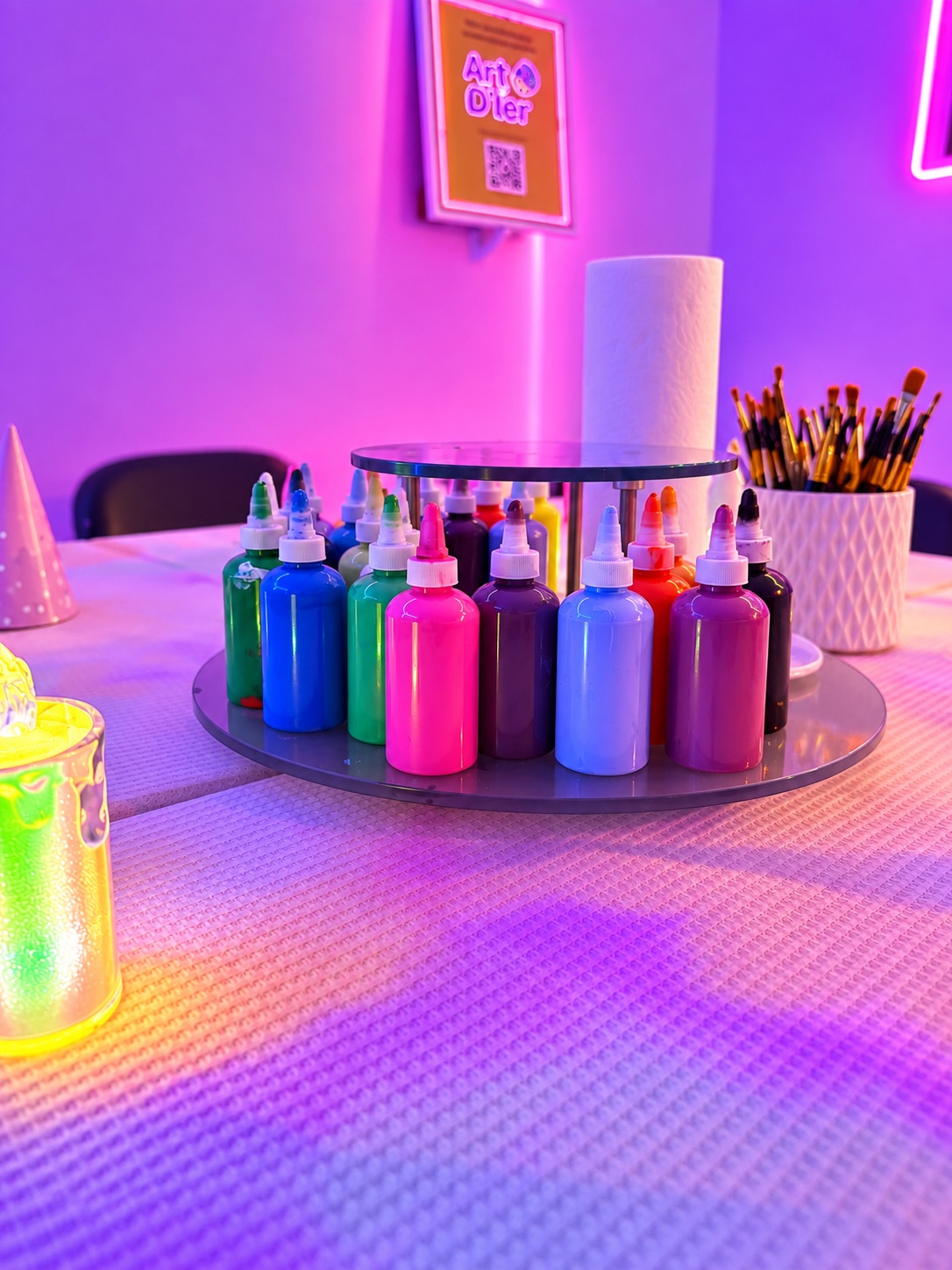 Botellas de pintura de colores listas para una experiencia privada
