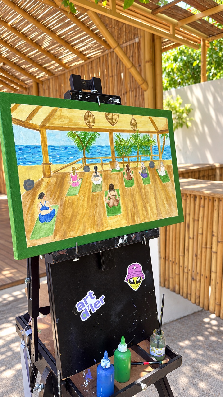 Obra terminada de una sesión de yoga frente al mar