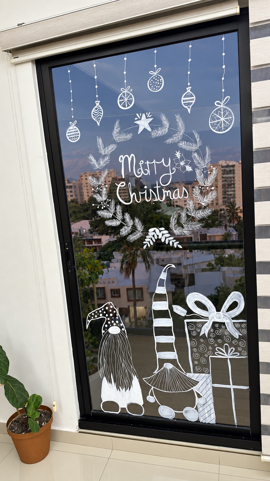 Ventana decorada con ilustraciones navideñas blancas