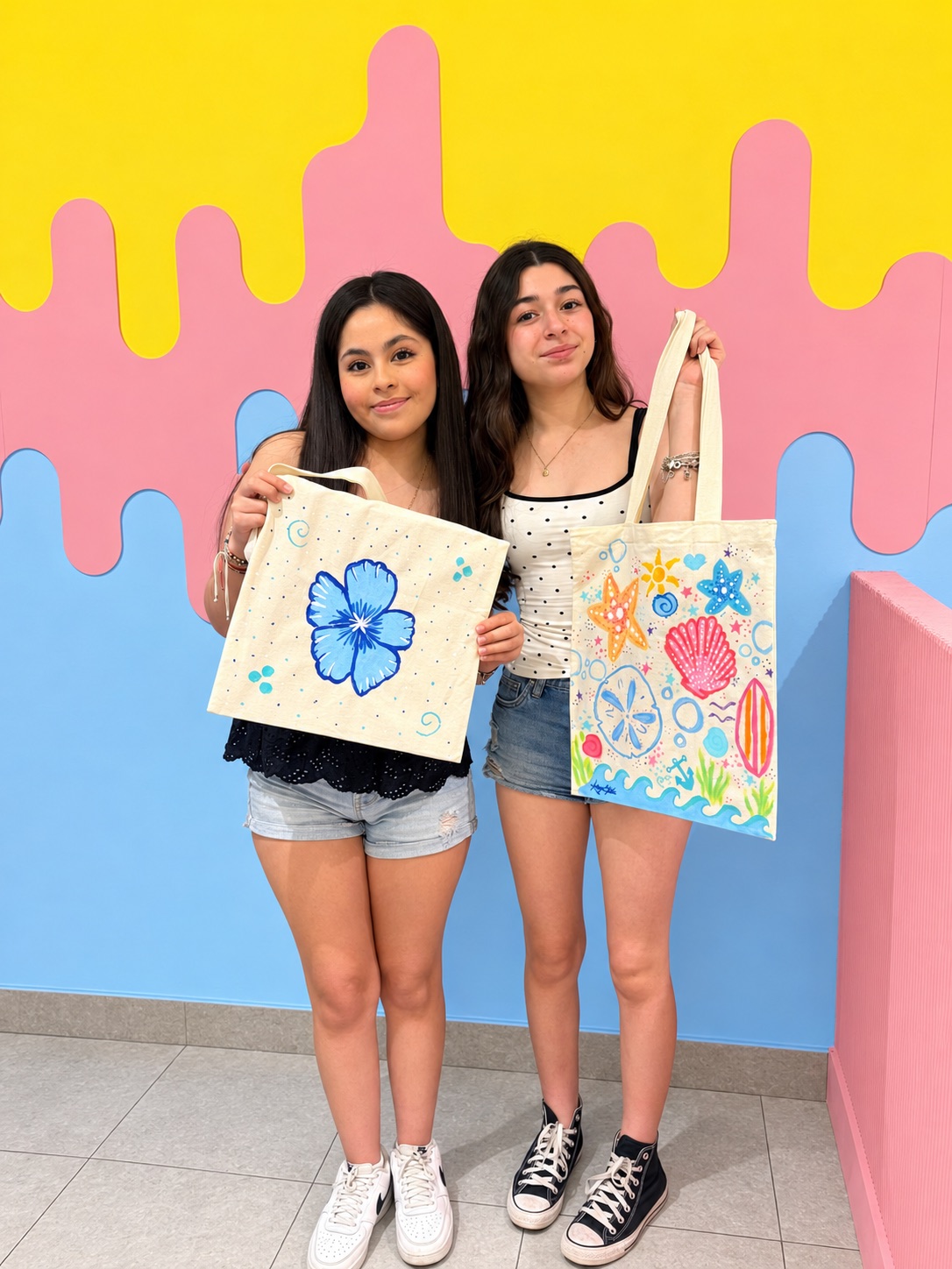 Amigas mostrando las tote bags que pintaron en Art D'ler